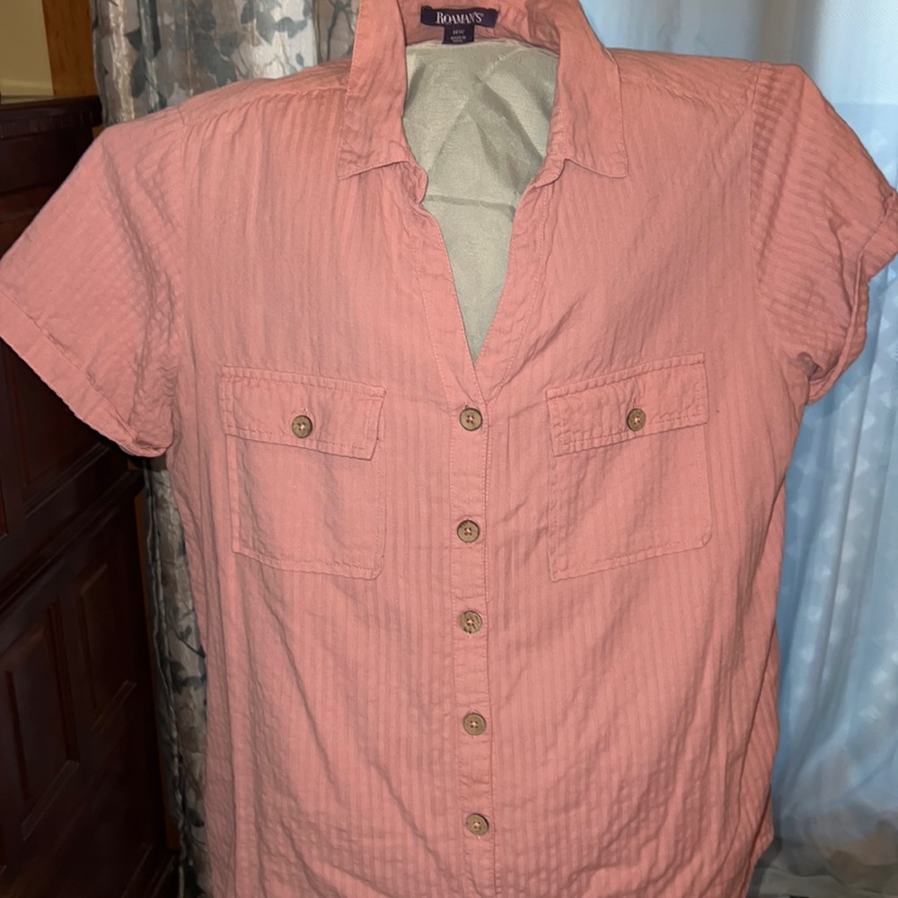 Size 14 women’s. Rustic pink double pocketed with wooden buttons